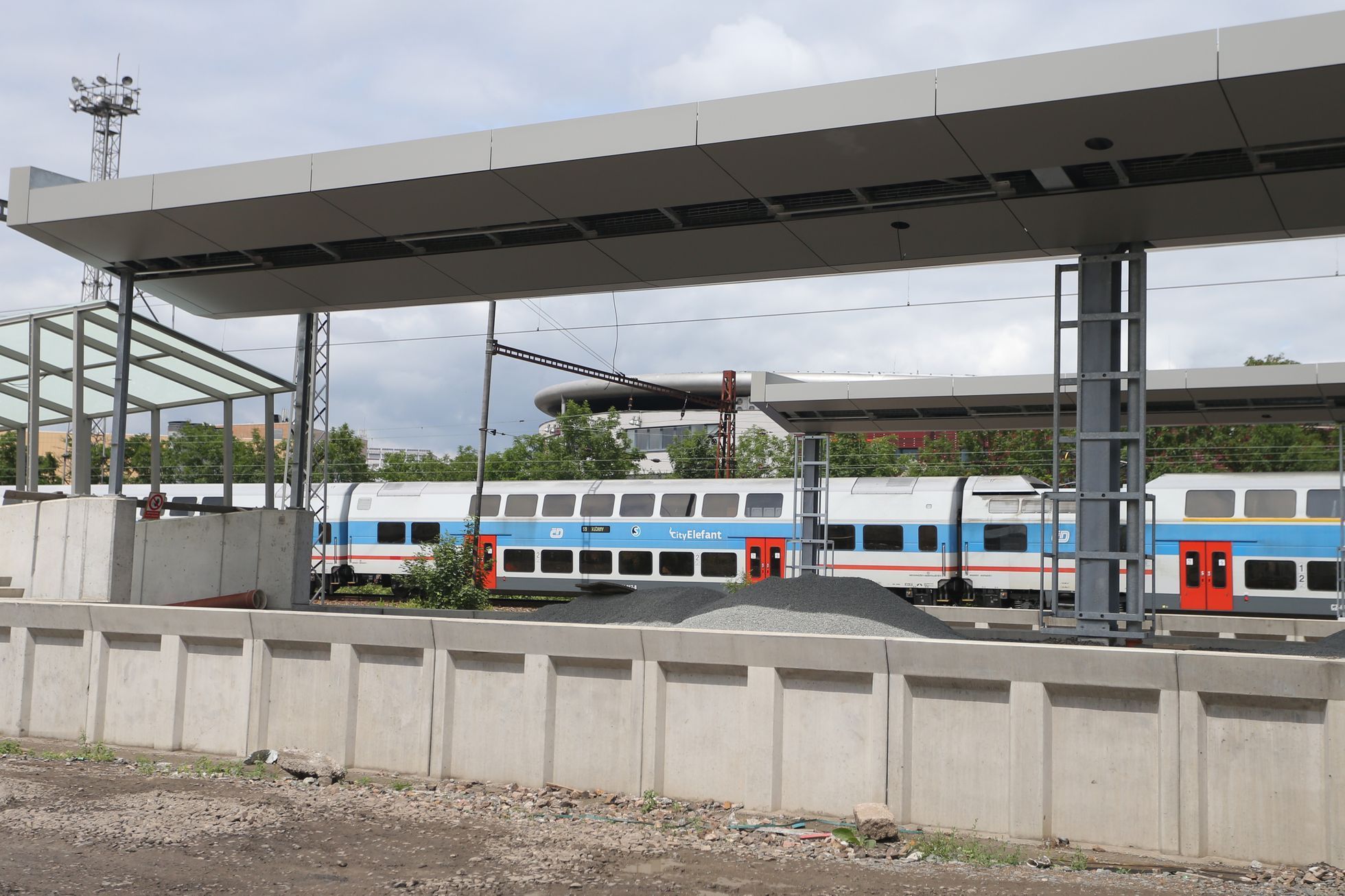 Rozestavěná železniční stanice Praha - Eden (červen 2020)
