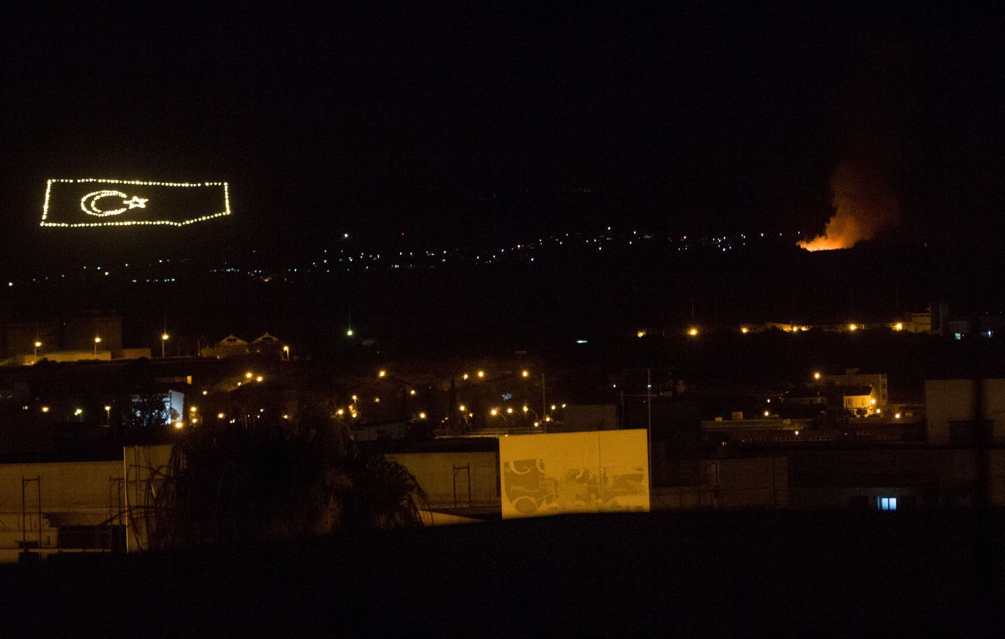 Plameny vycházející z místa, kde na severu Kypru dopadla raketa.