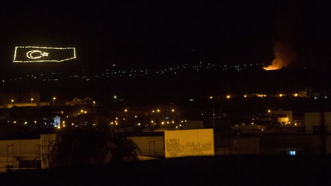 Plameny vycházející z místa, kde na severu Kypru dopadla raketa.