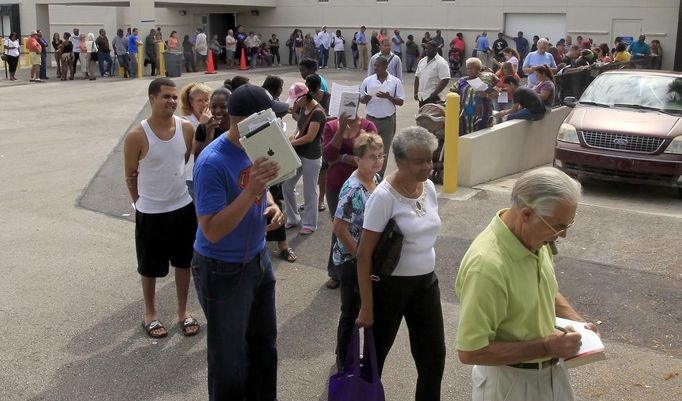 Long lines of voters are shown at the Supervisor of Elections office in West Palm Beach, Florida November 5, 2012. Palm Beach County Supervisor of Elections Supervisor Susan Bucher is one of five supervisors in heavily populated counties who has allowed in-person absentee voting after Florida Republican Governor Rick Scott refused to extend early voting. REUTERS/Joe Skipper (UNITED STATES - Tags: POLITICS ELECTIONS USA PRESIDENTIAL ELECTION) Published: Lis. 5, 2012, 5:21 odp.