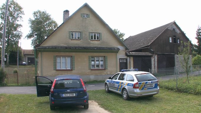 I 24 hodin po tragédii je zapečetěný dům stále hlídán policií.