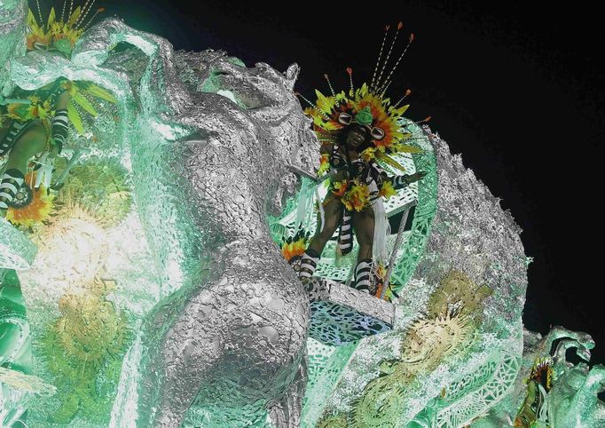 A reveller from Imperatriz Leopoldinense samba school participates during the annual Carnival parade in Rio de Janeiro's Sambadrome, February 12, 2013. REUTERS/Pilar Olivares (BRAZIL - Tags: SOCIETY) Published: Úno. 12, 2013, 6:15 dop.