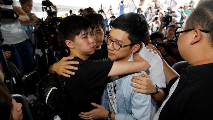 Mladí organizátoři prodemokratických demonstrací v Hongkongu  z roku 2014 byli odsouzeni k několikaměsíčnímu odnětí svobody.