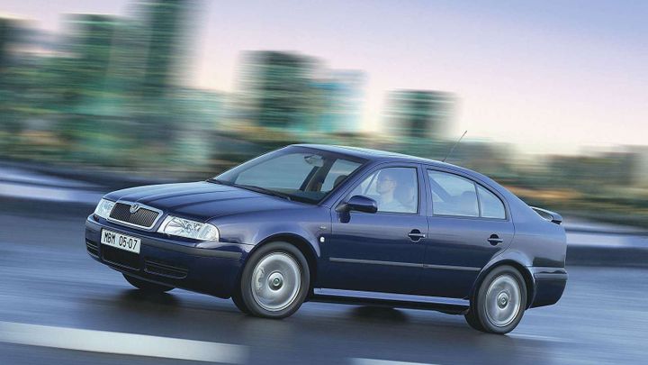 Aut na českých silnicích přibývá. Do konce roku zřejmě překročí hranici šesti milionů