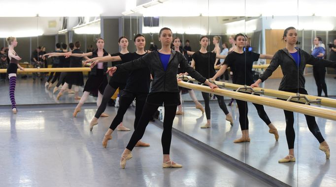 Část souboru Kyjevského městského baletu při zkoušce v baletním sále Moravského divadla Olomouc.