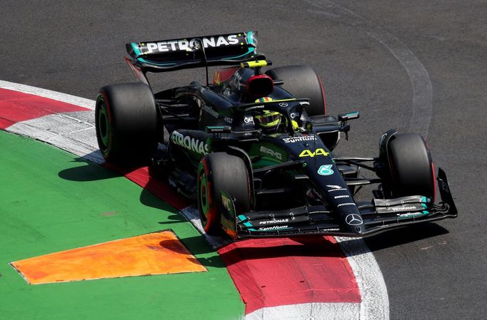 Lewis Hamllton (Mercedes) během kvalifikace na VC Mexika F1 2023
