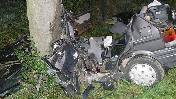 Při nehodě poblíž Milovic na Kroměřížsku zahynul čtyřicetiletý řidič