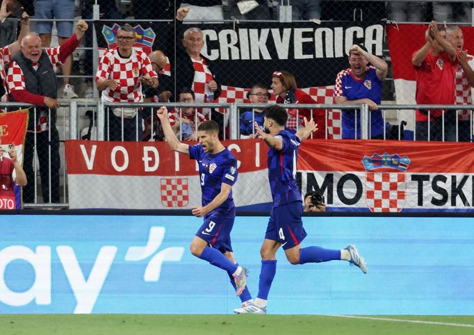 Andrej Kramarič (vlevo) slaví svůj gól v utkání kvalifikace MS 2026 Chorvatsko - Česko