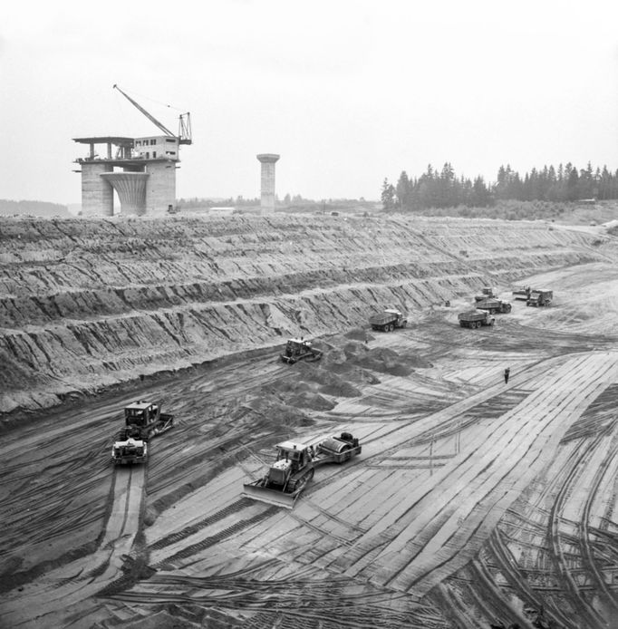 Archivní fotografie z historie z výstavby vodárenské nádrže Švihov na Želivce.