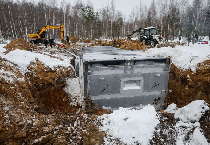 Dračí zuby, dráty a protitankové jámy - Ukrajinci budují obranné linie.