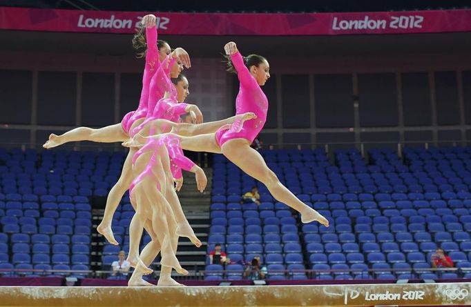 Jordyn Wieber of the U.S. attends a gymnastics training session at the North Greenwich Arena before the start of the London 2012 Olympic Games July 26, 2012. This picture was taken using multiple exposures. REUTERS/Brian Snyder (BRITAIN - Tags: SPORT OLYMPICS SPORT GYMNASTICS) Published: Čec. 26, 2012, 3:13 odp.