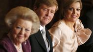 A je to. Ještě úsměv pro fotografy. Vedle Beatrix sedí novopečený král Willem-Alexander a jeho manželka královna Máxima.