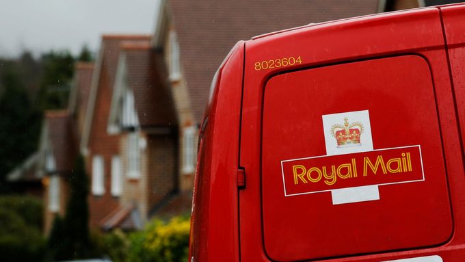 Vůz a logo britské společnosti Royal Mail