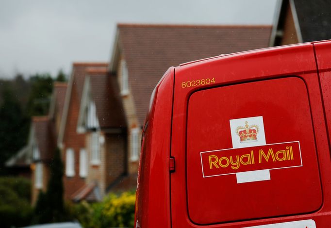 Vůz a logo britské společnosti Royal Mail