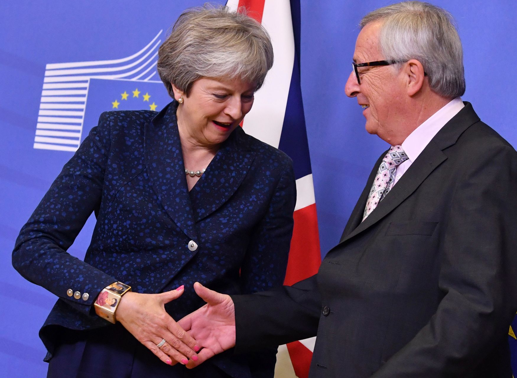 Theresa Mayová a Jean-Claude Juncker na mimořádném summitu k brexitu