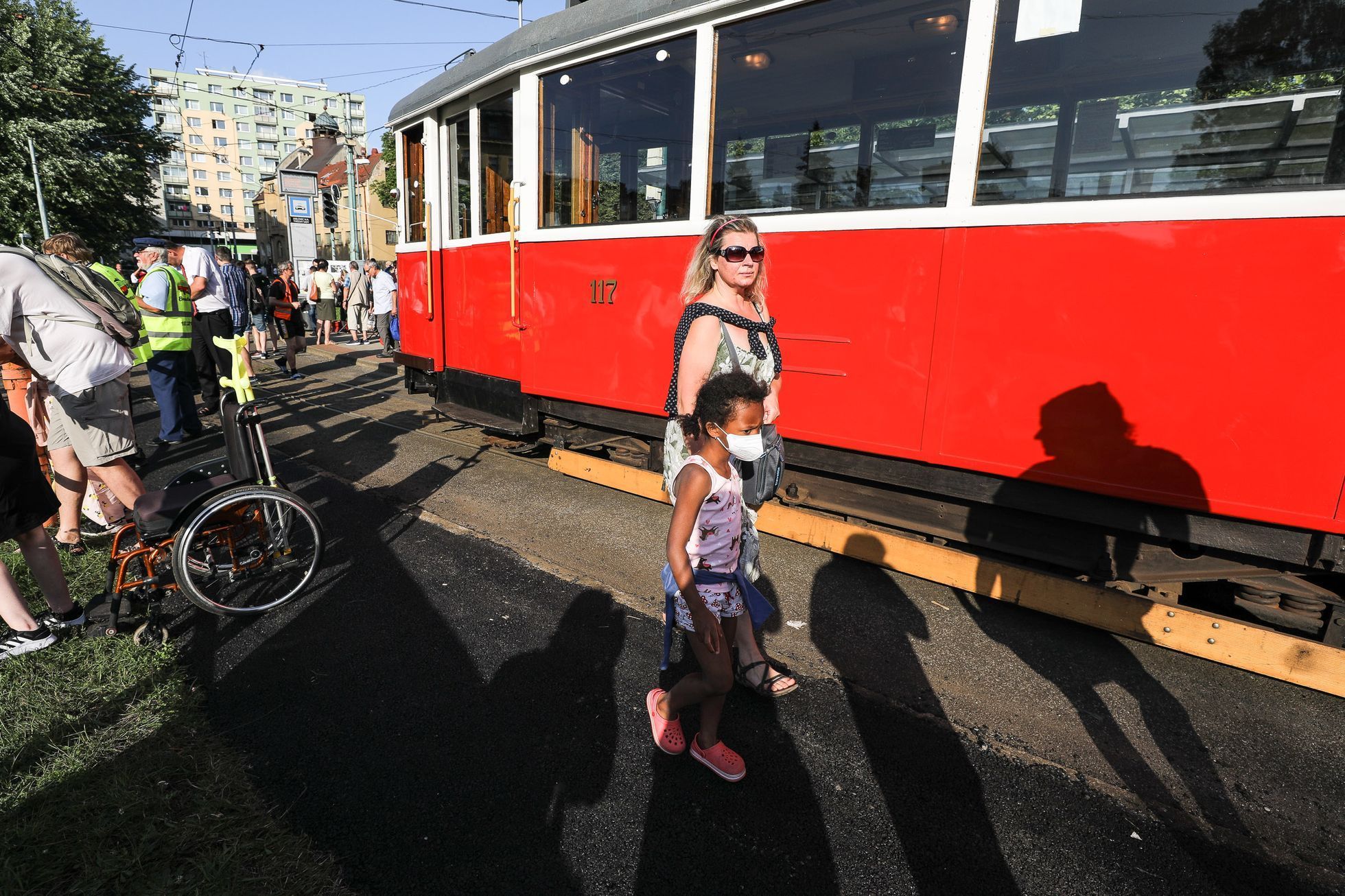 Průvod tramvají, tramvaj, trať Jablonec nad Nisou - Liberec, loučení, rozchod kolejí 1000 milimetrů, šotouš