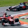 Brazilský jezdec F1 Felipe Massa ujíždí před Britem Jensonem Buttonem ve Velké ceně Itálie.