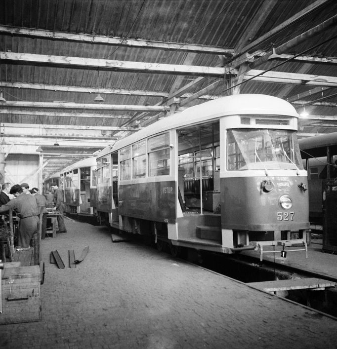 Fotografie z historie výrobního závodu Tatra Smíchov v Praze. Snímek z roku 1957