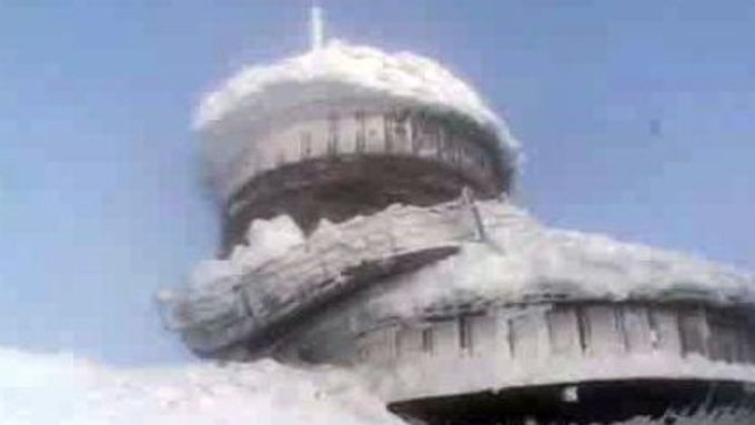 Na Sněžce se pod tíhou sněhu zřítila observatoř
