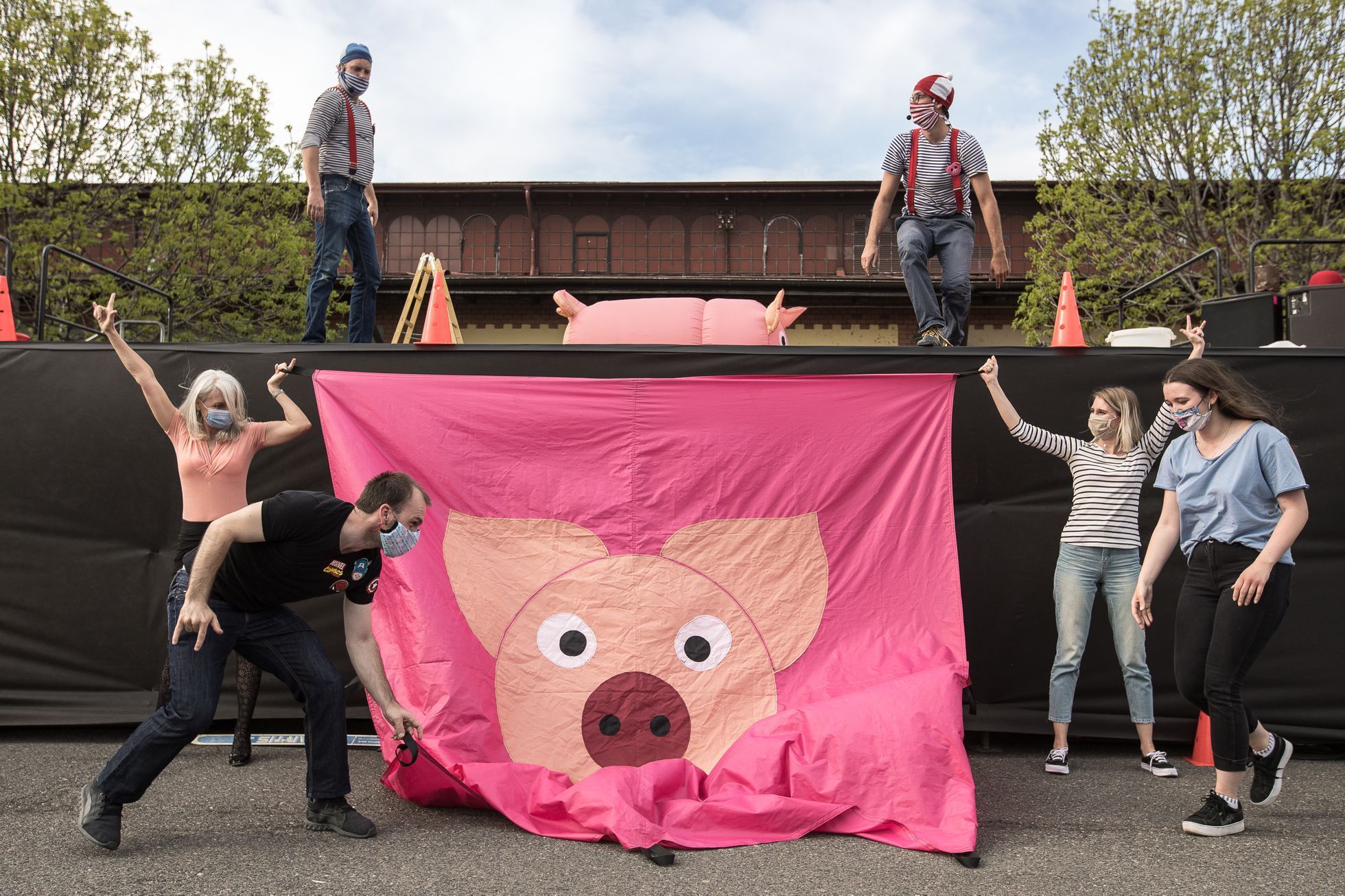 Divadlo pro auta - Bratři v tricku - festival Artparking, autokino, pražská tržnice, karanténa, roušky