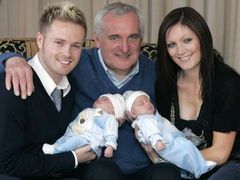 Rodinný typ. Bertie Ahern s dcerou Georginou, zetěm Nickym Byrnem (člen irské popové skupiny Westlife) a vnuky Roccem (vlevo) a Jayem. Dvojčata se narodila měsíc před posledními volbami.