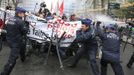 Belgian riot police try to block Arcelor Mittal workers from the Liege site from entering the zone where a political meeting is taking place, in Brussels January 25, 2013. ArcelorMittal the world's largest steel producer, plans to shut a coke plant and six finishing lines at its site in Liege, Belgium, affecting 1,300 employees, the group said on Thursday. REUTERS/Yves Herman (BELGIUM - Tags: BUSINESS CIVIL UNREST EMPLOYMENT) Published: Led. 25, 2013, 12:03 odp.