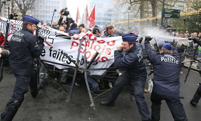 Belgian riot police try to block Arcelor Mittal workers from the Liege site from entering the zone where a political meeting is taking place, in Brussels January 25, 2013. ArcelorMittal the world's largest steel producer, plans to shut a coke plant and six finishing lines at its site in Liege, Belgium, affecting 1,300 employees, the group said on Thursday. REUTERS/Yves Herman (BELGIUM - Tags: BUSINESS CIVIL UNREST EMPLOYMENT) Published: Led. 25, 2013, 12:03 odp.