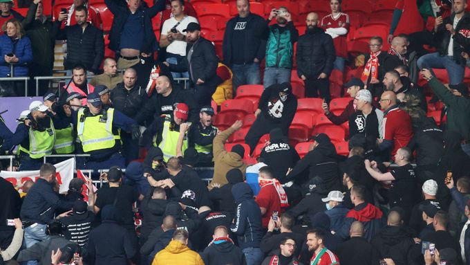 Bitka mezi policií a fanoušky Maďarska na stadionu v londýnském Wembley při utkání kvalifikace MS 2022