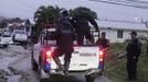 Police officers climb on a pick-up truck after getting word of a shoot-out between gangs during an anti-drug operation in San Pedro Sula March 27, 2013. San Pedro Sula, the country's second largest city after Tegucigalpa, has a homicide rate of 169 per 100,000 people and was named the world's most violent city for a second year in a row. Lax laws allow civilians to own up to five personal guns, and arms trafficking has flooded the country with nearly 70% illegal firearms. 83.4% of homicides are by firearm compared to 60% in the United States. Picture taken March 27, 2013 REUTERS/Jorge Cabrera (HONDURAS - Tags: CRIME LAW CIVIL UNREST HEALTH) ATTENTION EDITORS: PICTURE 11 OF 39 FOR PACKAGE 'GUN CULTURE - HONDURAS' SEARCH 'HONDURAS GUN' FOR ALL IMAGES Published: Dub. 5, 2013, 11:14 dop.