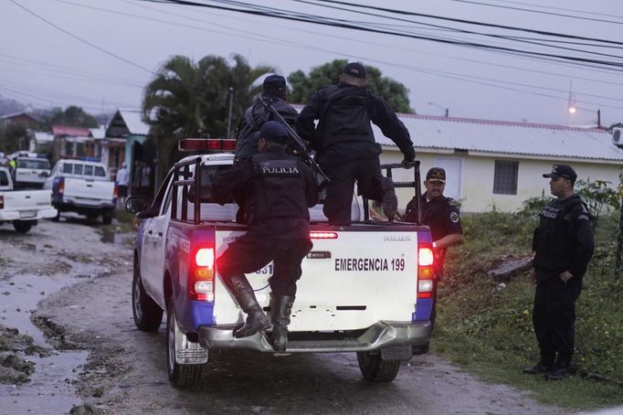 Police officers climb on a pick-up truck after getting word of a shoot-out between gangs during an anti-drug operation in San Pedro Sula March 27, 2013. San Pedro Sula, the country's second largest city after Tegucigalpa, has a homicide rate of 169 per 100,000 people and was named the world's most violent city for a second year in a row. Lax laws allow civilians to own up to five personal guns, and arms trafficking has flooded the country with nearly 70% illegal firearms. 83.4% of homicides are by firearm compared to 60% in the United States. Picture taken March 27, 2013 REUTERS/Jorge Cabrera (HONDURAS - Tags: CRIME LAW CIVIL UNREST HEALTH) ATTENTION EDITORS: PICTURE 11 OF 39 FOR PACKAGE 'GUN CULTURE - HONDURAS' SEARCH 'HONDURAS GUN' FOR ALL IMAGES Published: Dub. 5, 2013, 11:14 dop.