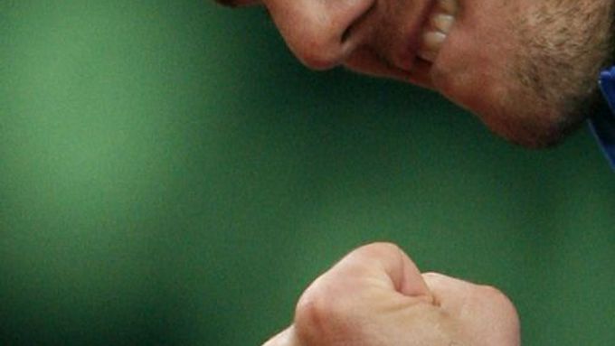 Francouzský tenista Paul-Henri Mathieu se raduje z vítězství nad Rusem Nikolajem Daviděnkem v prvním zápase čtvtfinále Davisova poháru v Moskvě.