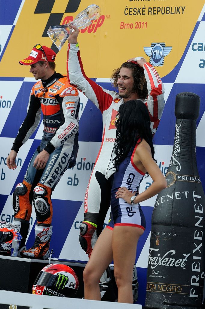 Motocyklový jezdec Casey Stoner (vlevo) a Marco Simoncelli na GP České republiky v Brně 2011.