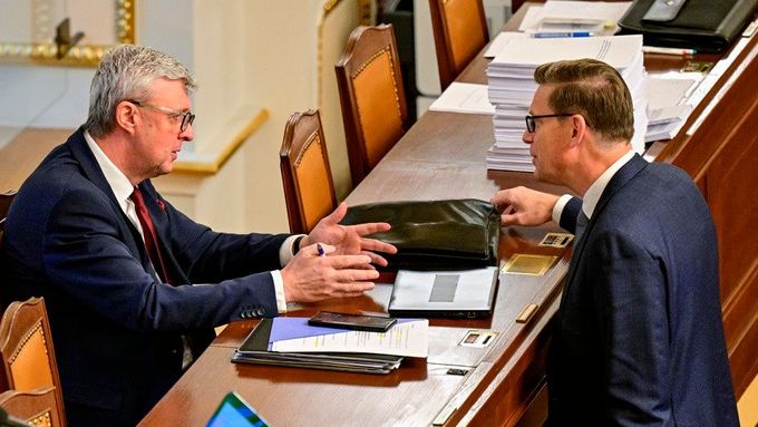 Karel Havlíček a Martin Kupka při debatě v Poslanecké sněmovně.