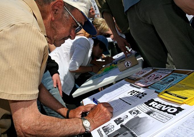 Iniciativa "NE základnám" stále sbírá nové podpisy pro petici za uspořádání referenda o umístění základny Národního raketového systému obrany Spojených států v České republice.