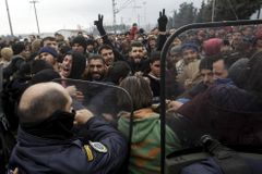 Živě: Mezi uprchlíky v Makedonii narůstá beznaděj. Tohle nahrává pašerákům lidí, říkají aktivisté