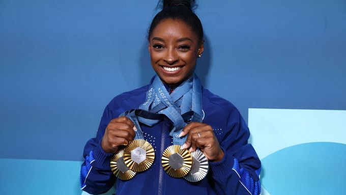 Americká gymnastka Simone Bilesová se svou medailovou sbírkou z OH 2024 v Paříži