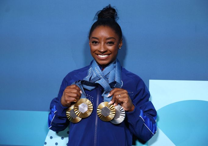 Americká gymnastka Simone Bilesová se svou medailovou sbírkou z OH 2024 v Paříži