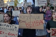 "Hanba!" křičeli poslanci. Zelenskyj podepsal kontroverzní zákon proti korupci