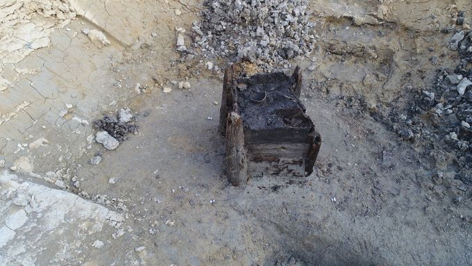 Objev dřevěné studny na snímku z 8. srpna 2018.
