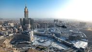 Více než 1,3 milionu muslimů už letos dorazilo na velkou pouť do Mekky, která začala ve středu. I letos panují v místě konání velká vedra, která loni stála život více než 1300 poutníků.