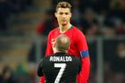Video: Jeden, druhý, třetí... Ronaldo čelil při zápase nájezdu fanoušků, dostal i pusu
