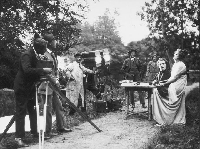 Greta Garbo a režisér Mauritz Stiller při natáčení filmu Gösta Berlings Saga, který pro ni znamenal mezinárodní průlom, Švédsko, 1924.