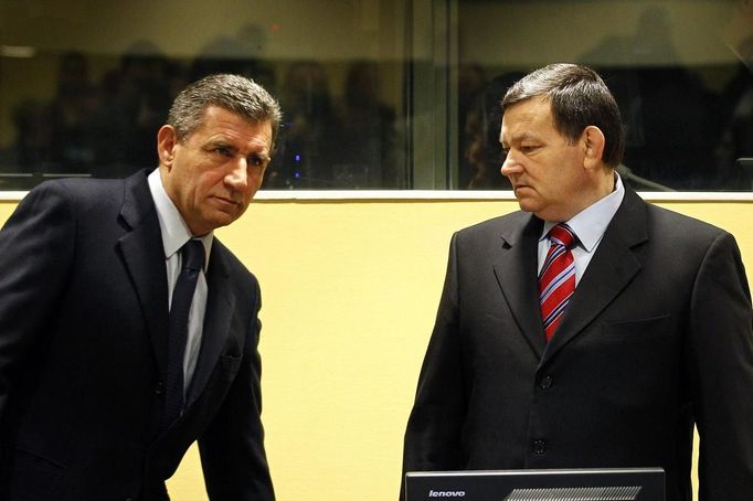 REFILE - QUALITY REPEAT Ante Gotovina (L), who was commander in the Split district of the Croatian army, and Mladen Markac, a former Croatian police commander, enter the courtroom of the International Criminal Tribunal for the former Yugoslavia (ICTY) for their appeal judgement in The Hague November 16, 2012. The appeals court overturned on Friday the conviction of Gotovina, the most senior Croatian military officer charged with war crimes during the Balkan conflict of the 1990s. Gotovina had been jailed for 24 years. The conviction of Markac, who had been serving an 18-year sentence, was also overturned. REUTERS/Bas Czerwinski/Pool (NETHERLANDS - Tags: CRIME LAW CONFLICT POLITICS) Published: Lis. 16, 2012, 12:47 odp.