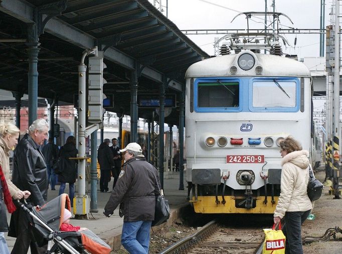 Plecháč. Lokomotivy řady 242 mají "skříň" z ocelového plechu, a proto se nazývájí "Plecháč". Na přelomu 70. a 80. let je vyráběla Škoda Plzeň.