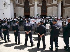 Policisté "dohlížejí" v Alžíru na protestní demonstraci vysokoškolských absolventů proti nezaměstnanosti.