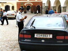 Městský policista v Českém Krumlově kontroluje rakouského řidiče.
