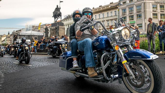 Foto: Prahou o víkendu burácely stovky Harleyů, jízdu provázel i seskok parašutistů