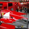 Boxy stáje Ferrari během tréninku ve Formuli 1