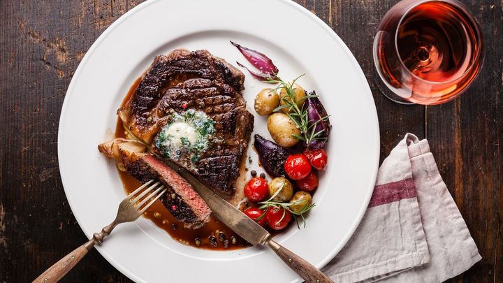 Minimálně tři restaurace lhaly o hovězím. Desítkám chyběly doklady, zjistila inspekce