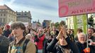 Demonstrace proti Petru Macinkovi na Hradčanském náměstí.